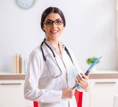 Hastanede çalışan kadın doktor.