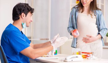 Hamile kadın check-up için doktoru ziyaret ediyor.