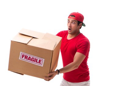 Kırılgan kutuyu tutan yakışıklı müteahhit beyaza izole edilmiş.