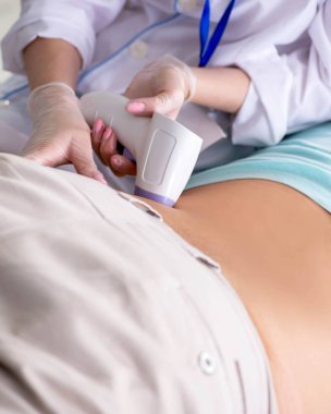 Genç adam ultrason prosedürü için radyolojisti ziyaret ediyor.