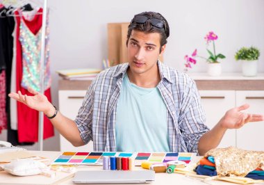 Atölyesinde çalışan yakışıklı bir terzi.