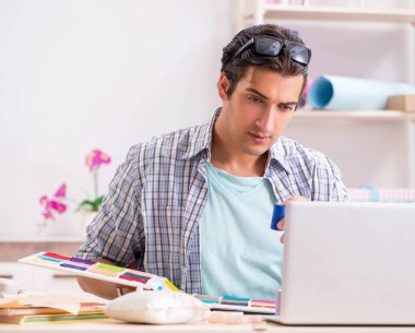 Atölyesinde çalışan yakışıklı bir terzi.