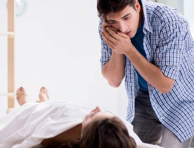 Ölen karısının yasını tutan adam.