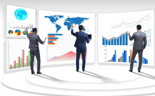 Geschäftsmann in Business Visualisierung und Infografik-Konzept — Stockfoto