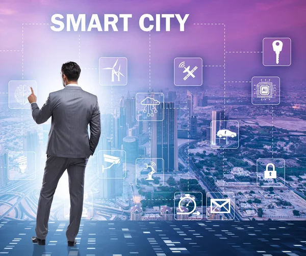 Concepto de ciudad inteligente con botones de hombre de negocios — Foto de Stock