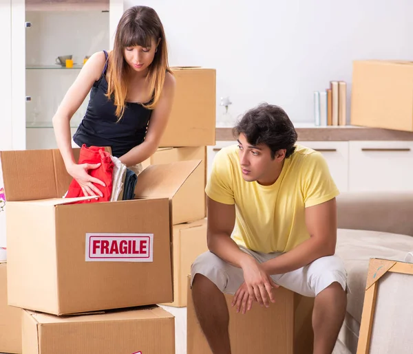 Junges Paar zieht mit zerbrechlichen Dingen in neue Wohnung — Stockfoto