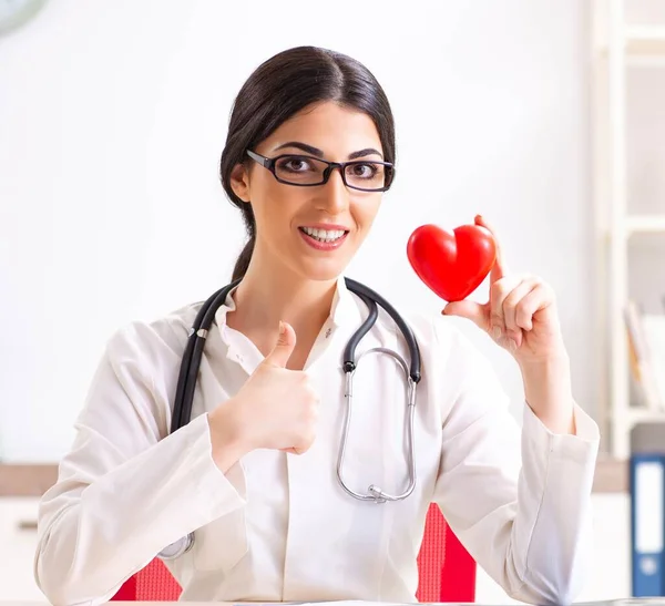 Jovem médico no conceito de cuidados cardíacos — Fotografia de Stock