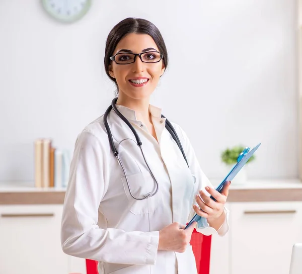 Ärztin arbeitet im Krankenhaus — Stockfoto