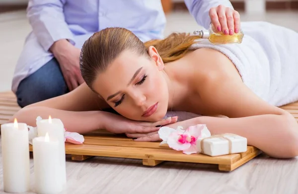 Mujer joven durante el procedimiento de spa en el salón — Foto de Stock