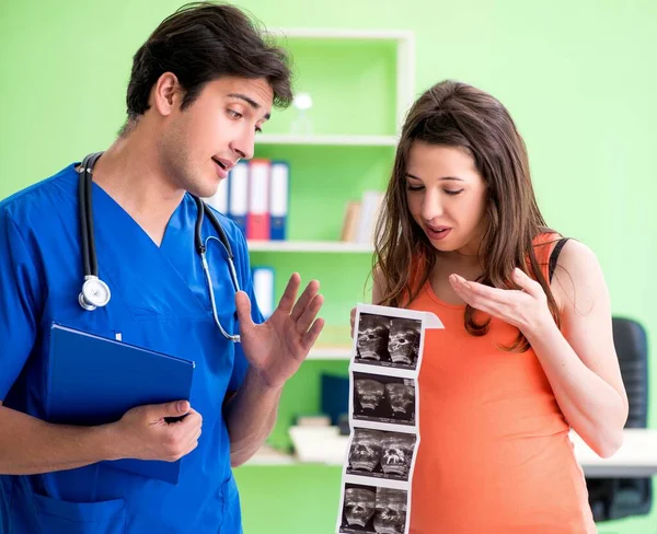 Donna incinta visita ginecologo maschile presso la clinica — Foto Stock