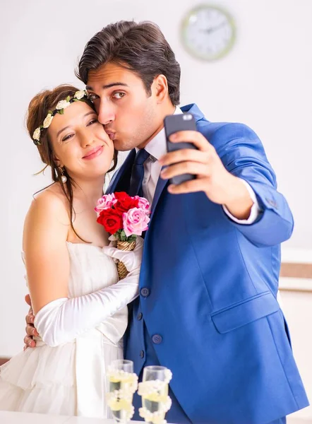 Cerimonia di matrimonio con moglie e marito — Foto Stock