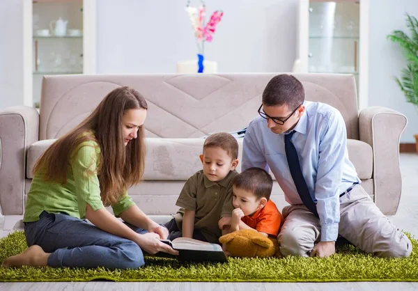 Joven familia jugando en la habitación en casa — Foto de Stock