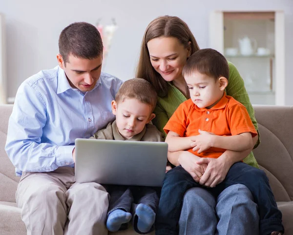 Jonge familie surfen internet en kijken naar foto 's — Stockfoto
