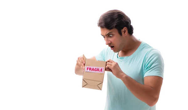 Jovem homem bonito com caixa frágil encomendado a partir da Internet — Fotografia de Stock