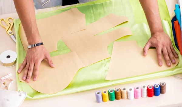 Jeune beau tailleur travaillant dans son atelier — Photo