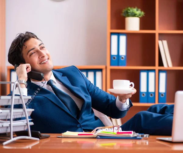 Jeune homme d'affaires beau qui travaille dans le bureau — Photo