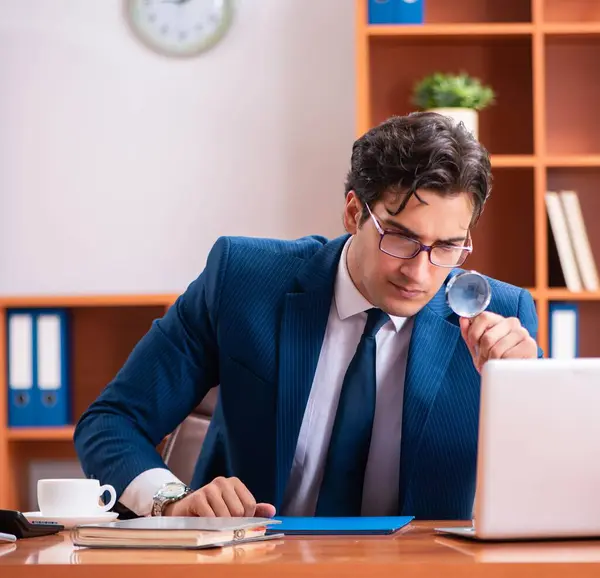 Joven hombre de negocios guapo trabajando en la oficina — Foto de Stock