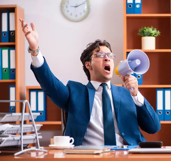 Jovem empresário bonito que trabalha no escritório — Fotografia de Stock