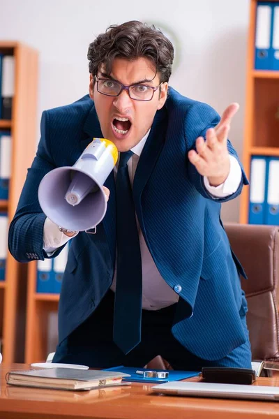 Jeune homme d'affaires beau qui travaille dans le bureau — Photo