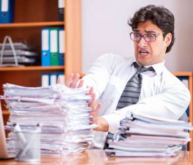 Genç yakışıklı iş adamı aşırı işten memnun değil.