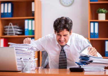 Genç yakışıklı iş adamı aşırı işten memnun değil.