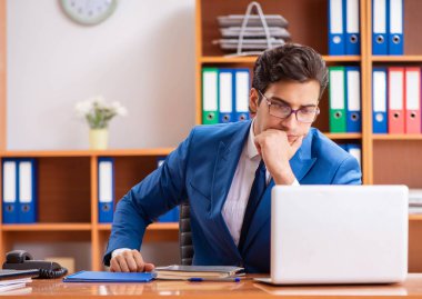 Ofiste çalışan genç bir çalışan.