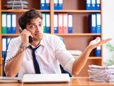 Ofiste çalışan genç bir çalışan.