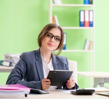 Ofiste çalışan kadın finans müdürü.