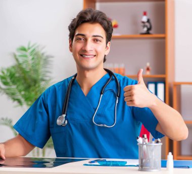 Klinikte çalışan genç, yakışıklı bir radyolog.