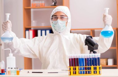 Laboratuvarda çalışan genç bir biyokimyacı.