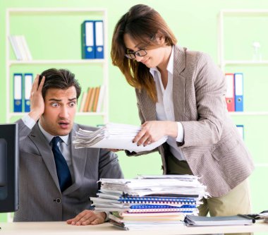 Erkek çalışan aşırı çalışmadan muzdarip.