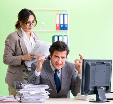 Erkek çalışan aşırı çalışmadan muzdarip.