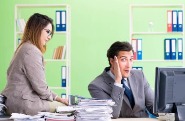 Ofiste çalışan iki meslektaşım.