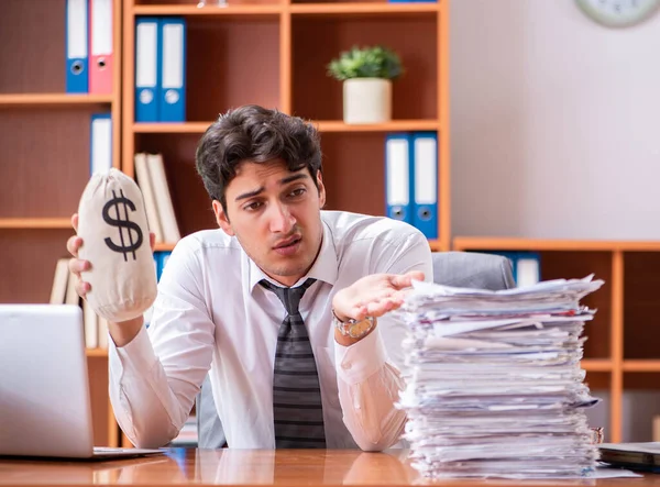 Joven hombre de negocios guapo infeliz con el trabajo excesivo —  Fotos de Stock