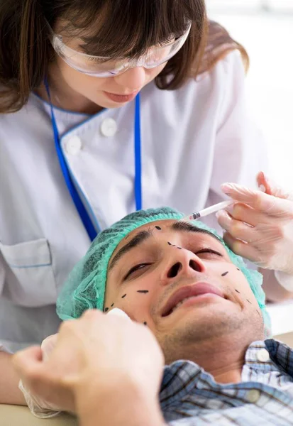 Chirurgo plastico che si prepara per l'operazione sul viso dell'uomo — Foto Stock