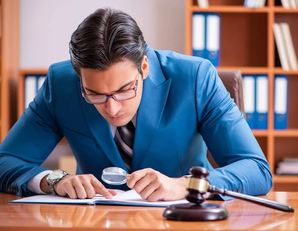 Advocaat werkzaam op kantoor — Stockfoto
