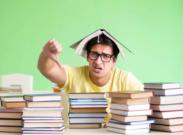 試験前に読む本が多すぎる学生 — ストック写真