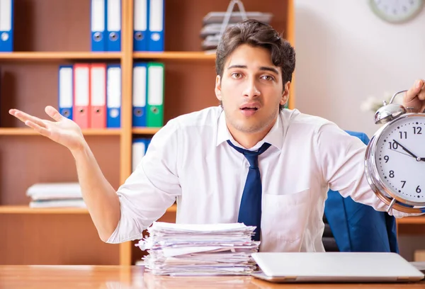 Jonge werknemer werkzaam op kantoor — Stockfoto