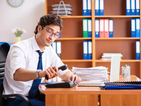 Junge Angestellte im Büro — Stockfoto