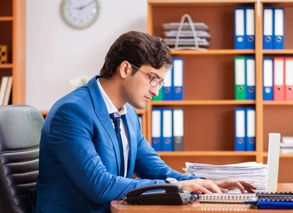 Ung medarbejder arbejder på kontoret - Stock-foto