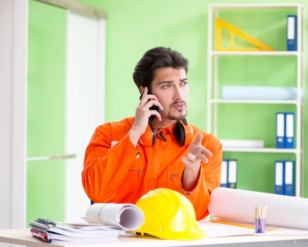 Supervisor da construção que planeia novo projecto no escritório — Fotografia de Stock