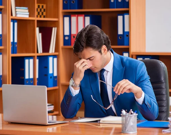 Young employee working in the office — Stock Photo, Image