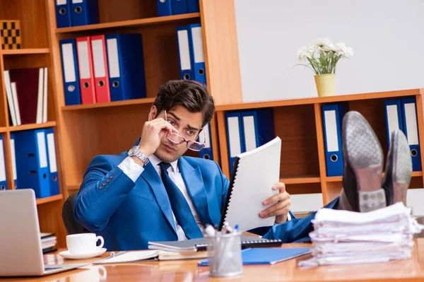 Junge Angestellte im Büro — Stockfoto