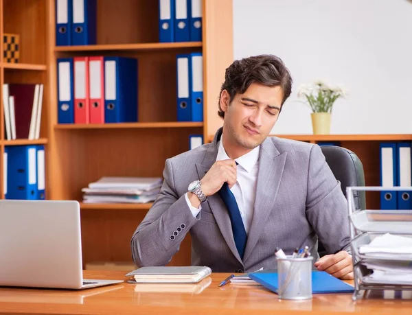 Jeune employé travaillant au bureau — Photo