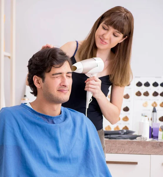 Young attracrive man visiting female barber — Stock Photo, Image