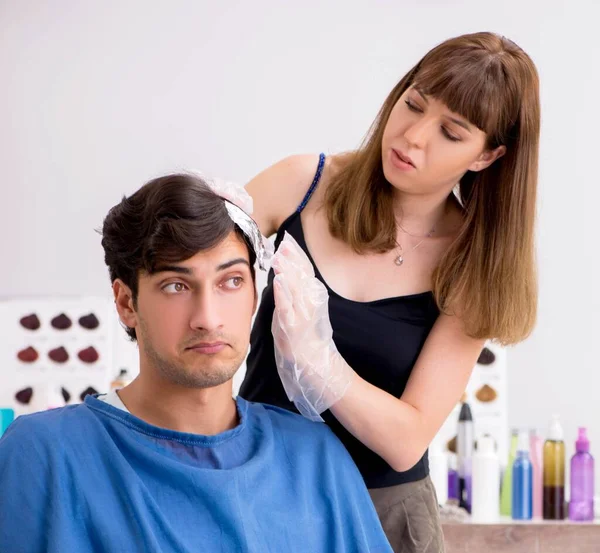 Jovens atraem homem visitando barbeiro feminino — Fotografia de Stock