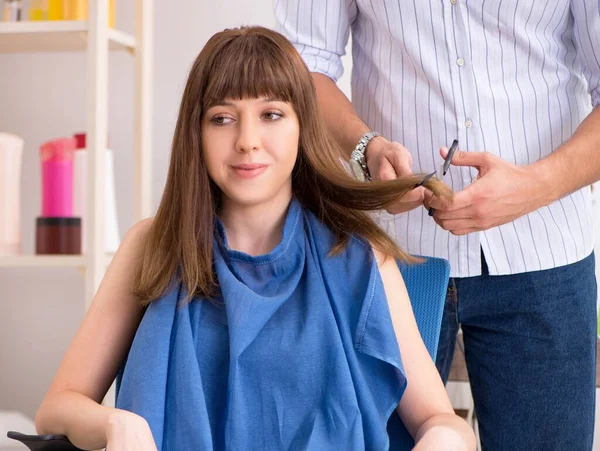 Ung kvinna besöker ung stilig frisör — Stockfoto