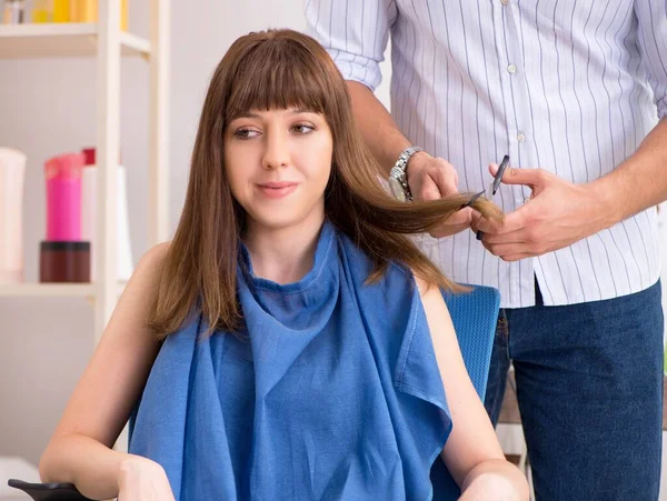 Junge Frau besucht junge hübsche Friseurin — Stockfoto