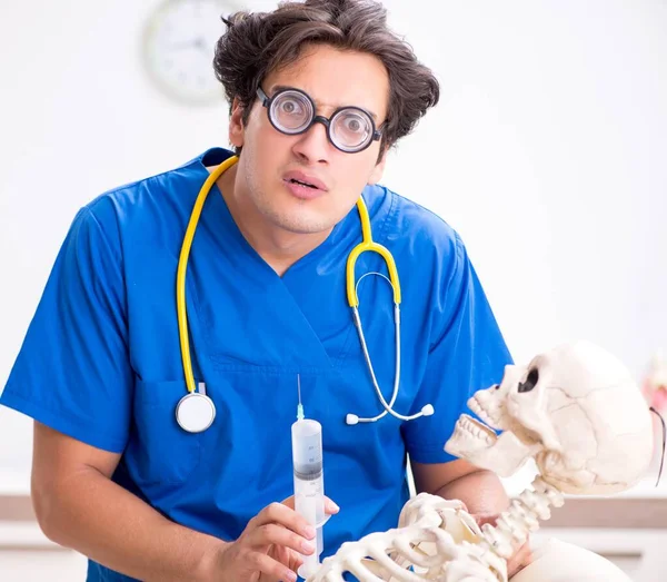 Médico divertido con esqueleto en el hospital — Foto de Stock