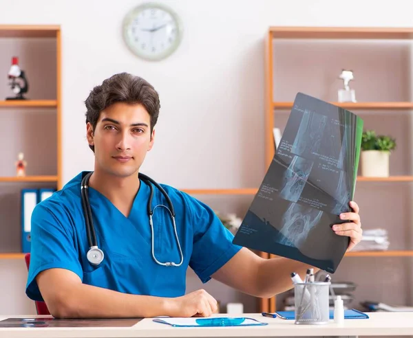 Ung stilig läkare radiolog arbetar på kliniken — Stockfoto